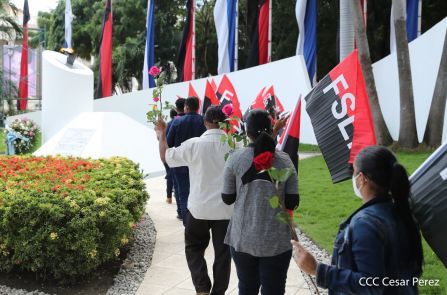 Una flor para el Comandante Carlos en su 44 Aniversario de Luz, Vida y Verdad