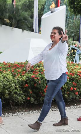 Una flor para el Comandante Carlos en su 44 Aniversario de Luz, Vida y Verdad