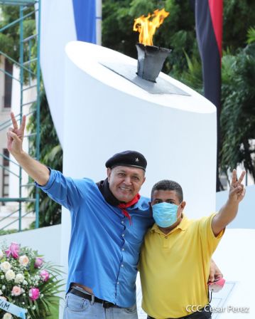 Una flor para el Comandante Carlos en su 44 Aniversario de Luz, Vida y Verdad