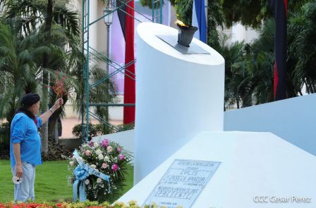 Una flor para el Comandante Carlos en su 44 Aniversario de Luz, Vida y Verdad