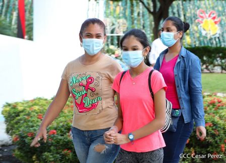 Una flor para el Comandante Carlos en su 44 Aniversario de Luz, Vida y Verdad