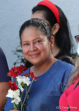 Una flor para el Comandante Carlos en su 44 Aniversario de Luz, Vida y Verdad
