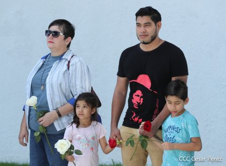 Una flor para el Comandante Carlos en su 44 Aniversario de Luz, Vida y Verdad