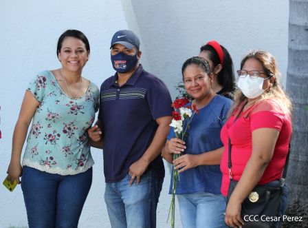 Una flor para el Comandante Carlos en su 44 Aniversario de Luz, Vida y Verdad