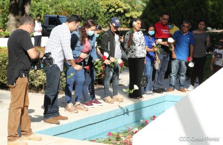 Una flor para el Comandante Carlos en su 44 Aniversario de Luz, Vida y Verdad