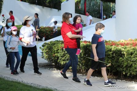 Una flor para el Comandante Carlos en su 44 Aniversario de Luz, Vida y Verdad