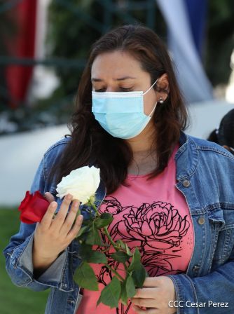 Una flor para el Comandante Carlos en su 44 Aniversario de Luz, Vida y Verdad