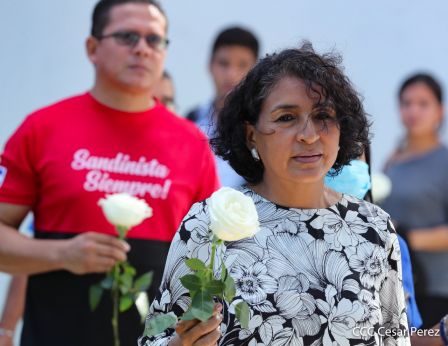 Una flor para el Comandante Carlos en su 44 Aniversario de Luz, Vida y Verdad