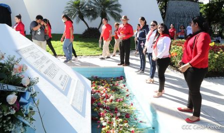 Una flor para el Comandante Carlos en su 44 Aniversario de Luz, Vida y Verdad