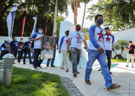 Una flor para el Comandante Carlos en su 44 Aniversario de Luz, Vida y Verdad