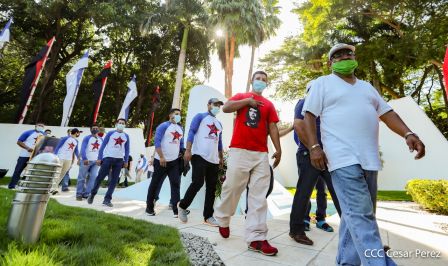 Una flor para el Comandante Carlos en su 44 Aniversario de Luz, Vida y Verdad