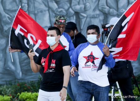 Una flor para el Comandante Carlos en su 44 Aniversario de Luz, Vida y Verdad