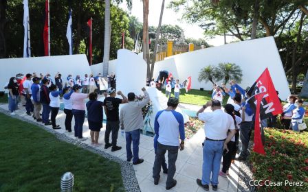 Una flor para el Comandante Carlos en su 44 Aniversario de Luz, Vida y Verdad