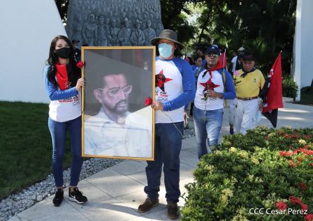 Una flor para el Comandante Carlos en su 44 Aniversario de Luz, Vida y Verdad