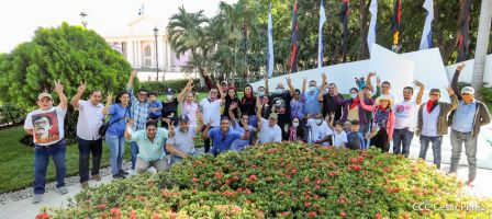 Una flor para el Comandante Carlos en su 44 Aniversario de Luz, Vida y Verdad