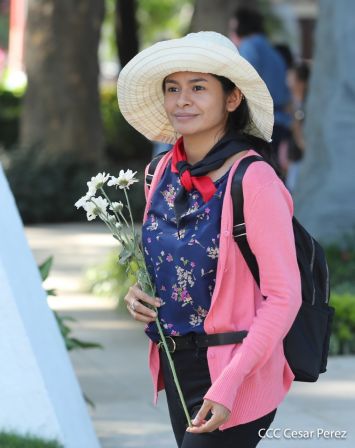 Una flor para el Comandante Carlos en su 44 Aniversario de Luz, Vida y Verdad