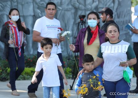 Una flor para el Comandante Carlos en su 44 Aniversario de Luz, Vida y Verdad