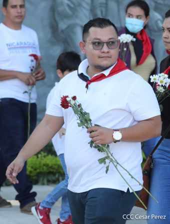 Una flor para el Comandante Carlos en su 44 Aniversario de Luz, Vida y Verdad