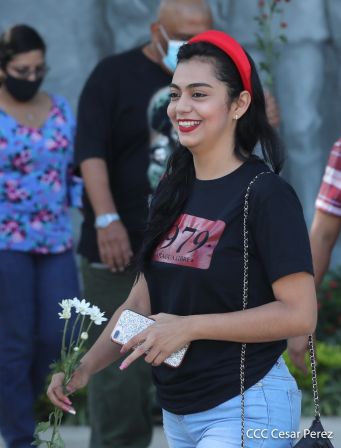 Una flor para el Comandante Carlos en su 44 Aniversario de Luz, Vida y Verdad