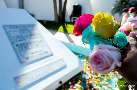 Una flor para el Comandante Carlos en su 44 Aniversario de Luz, Vida y Verdad