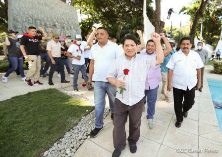 Una flor para el Comandante Carlos en su 44 Aniversario de Luz, Vida y Verdad