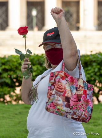 Una flor para el Comandante Carlos en su 44 Aniversario de Luz, Vida y Verdad