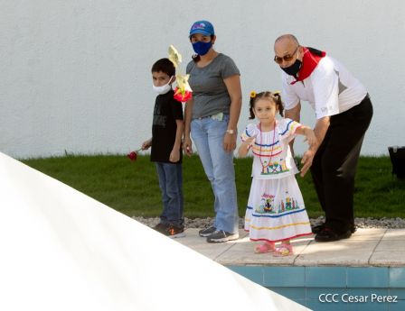 Una flor para el Comandante Carlos en su 44 Aniversario de Luz, Vida y Verdad