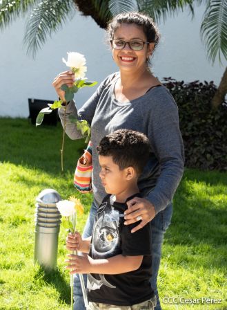 Una flor para el Comandante Carlos en su 44 Aniversario de Luz, Vida y Verdad