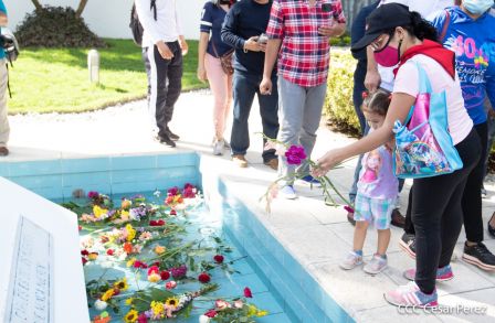 Una flor para el Comandante Carlos en su 44 Aniversario de Luz, Vida y Verdad
