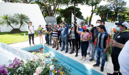 Una flor para el Comandante Carlos en su 44 Aniversario de Luz, Vida y Verdad