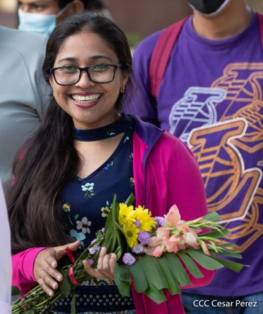 Una flor para el Comandante Carlos en su 44 Aniversario de Luz, Vida y Verdad