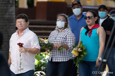 Una flor para el Comandante Carlos en su 44 Aniversario de Luz, Vida y Verdad