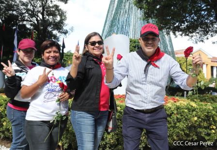 Una flor para el Comandante Carlos en su 44 Aniversario de Luz, Vida y Verdad
