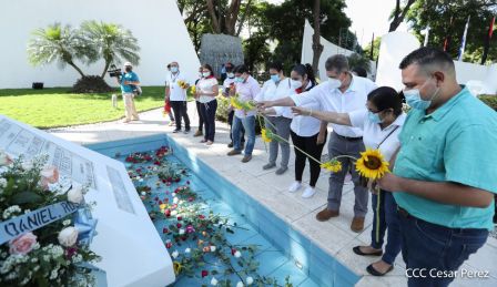 Una flor para el Comandante Carlos en su 44 Aniversario de Luz, Vida y Verdad