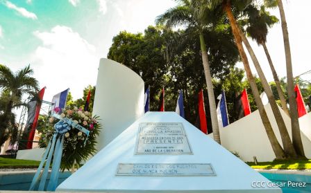 Una flor para el Comandante Carlos en su 44 Aniversario de Luz, Vida y Verdad