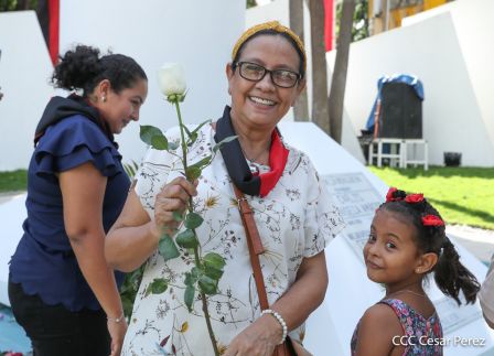 Una flor para el Comandante Carlos en su 44 Aniversario de Luz, Vida y Verdad