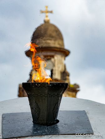 Una flor para el Comandante Carlos en su 44 Aniversario de Luz, Vida y Verdad