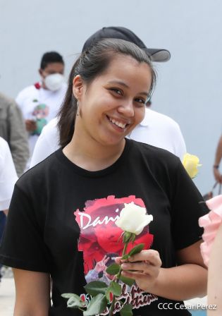 Una flor para el Comandante Carlos en su 44 Aniversario de Luz, Vida y Verdad
