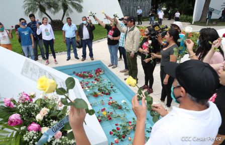 Una flor para el Comandante Carlos en su 44 Aniversario de Luz, Vida y Verdad