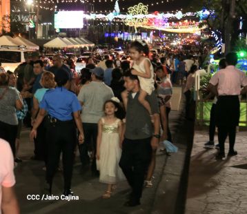 Inauguran Altares, Feria a la Purísima y Navidades Familiares en la avenida de Bolívar a Chávez
