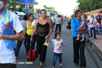 Inauguran Altares, Feria a la Purísima y Navidades Familiares en la avenida de Bolívar a Chávez