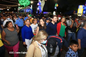 Inauguran Altares, Feria a la Purísima y Navidades Familiares en la avenida de Bolívar a Chávez