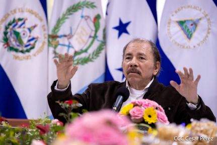 El Presidente Daniel y la Compañera Rosario en la Cumbre entre Jefes de Estado y de Gobierno del SICA y el Secretario General de Naciones Unidas