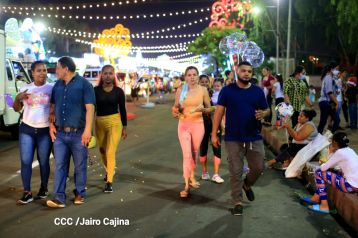 Inauguran Altares, Feria a la Purísima y Navidades Familiares en la avenida de Bolívar a Chávez