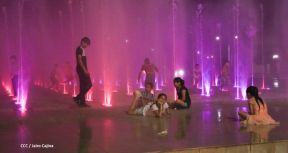 Familias disfrutan el ambiente navideño en la Avenida de Bolívar a Chávez