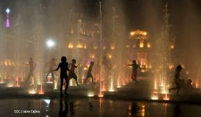 Familias disfrutan el ambiente navideño en la Avenida de Bolívar a Chávez