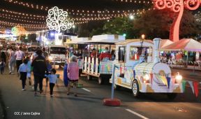 Familias disfrutan el ambiente navideño en la Avenida de Bolívar a Chávez