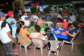 Familias disfrutan el ambiente navideño en la Avenida de Bolívar a Chávez