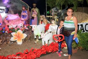 Familias disfrutan el ambiente navideño en la Avenida de Bolívar a Chávez