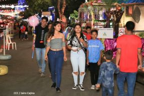 Familias disfrutan el ambiente navideño en la Avenida de Bolívar a Chávez